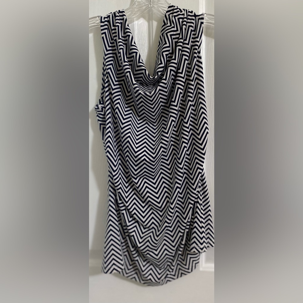 ANN TAYLOR.. WOMENS..Black and White Chevron Sleeveless Top
